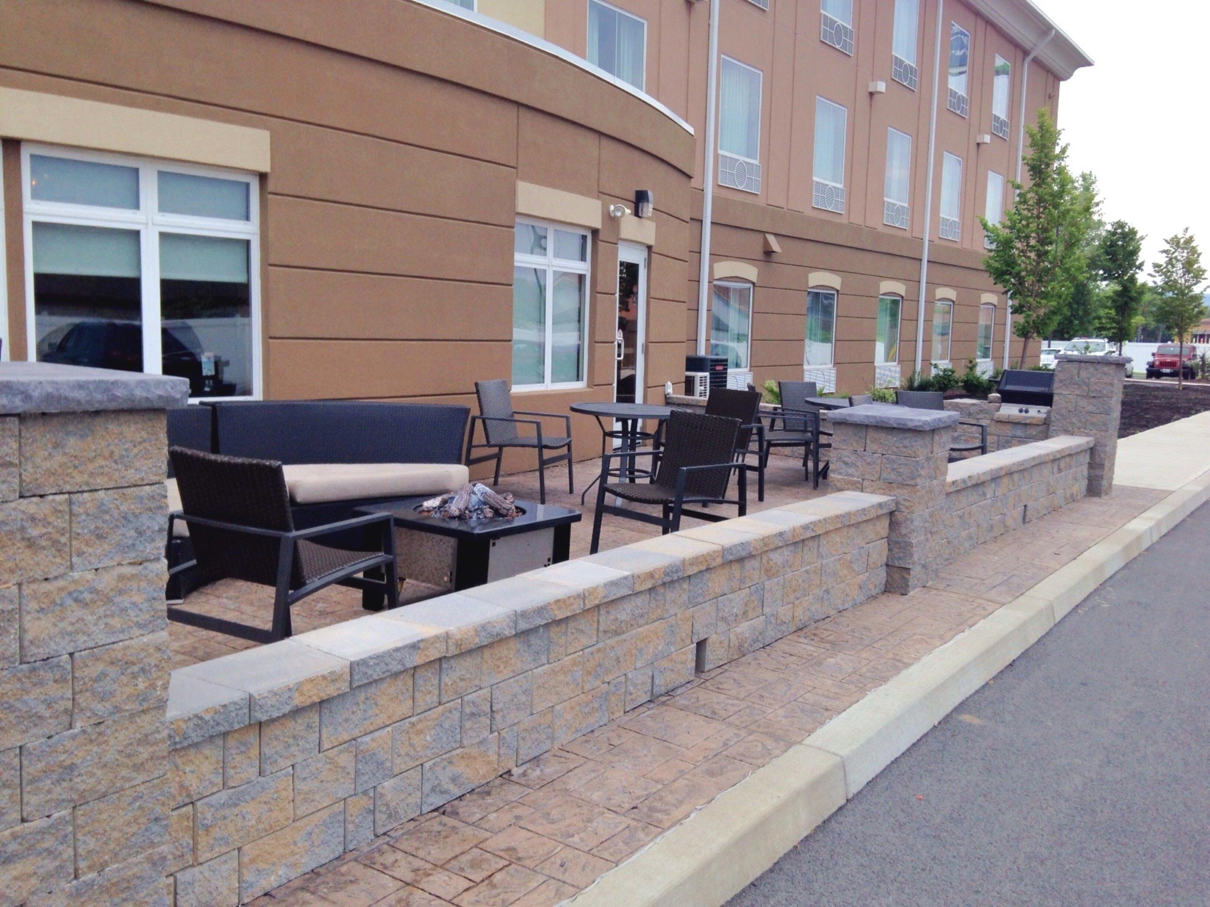 Holiday Inn Express & Suites Utica By Ihg Exterior foto