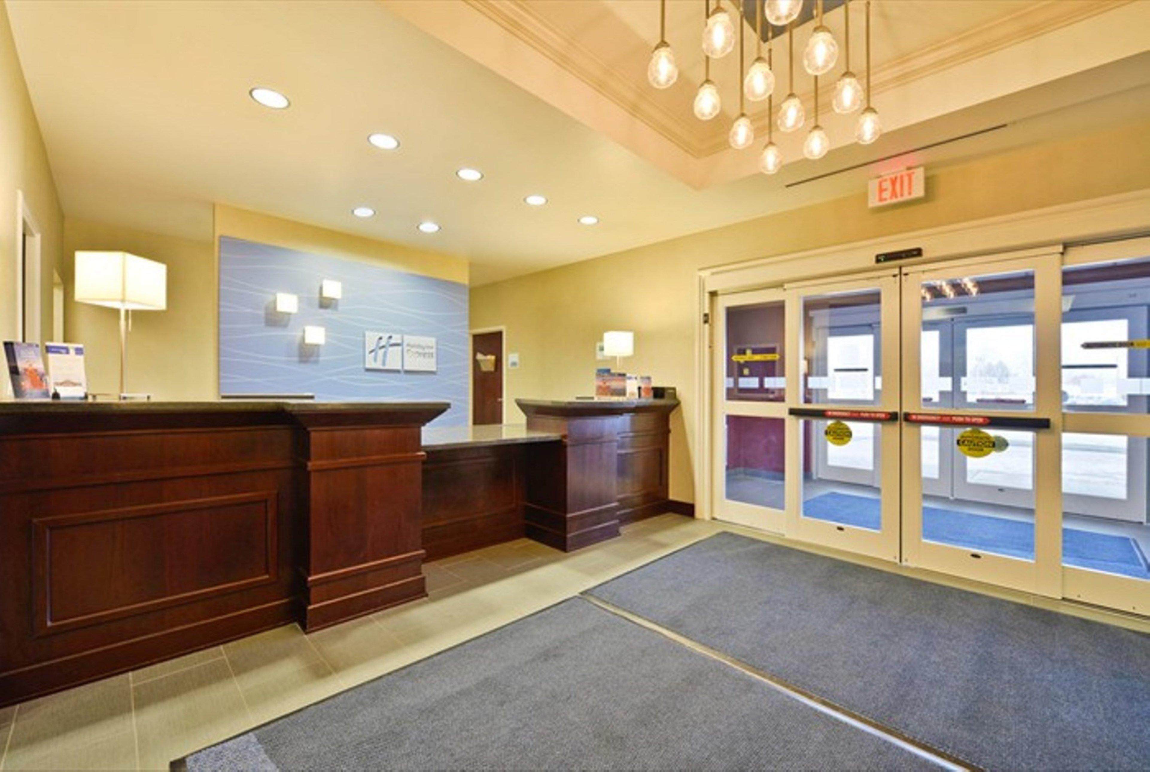 Holiday Inn Express & Suites Utica By Ihg Exterior foto